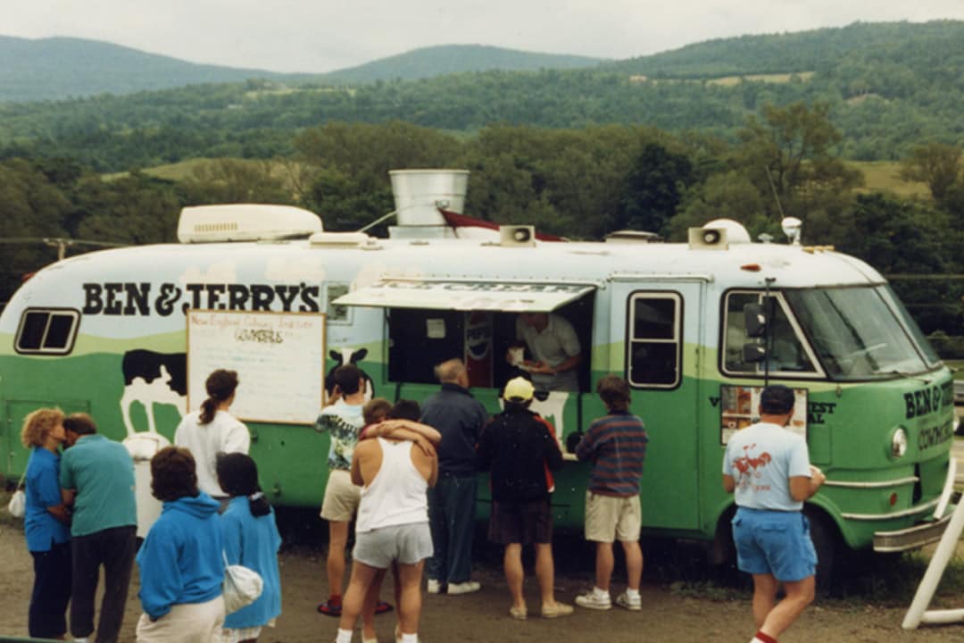 Ben & Jerry's kobuss med människor som köar