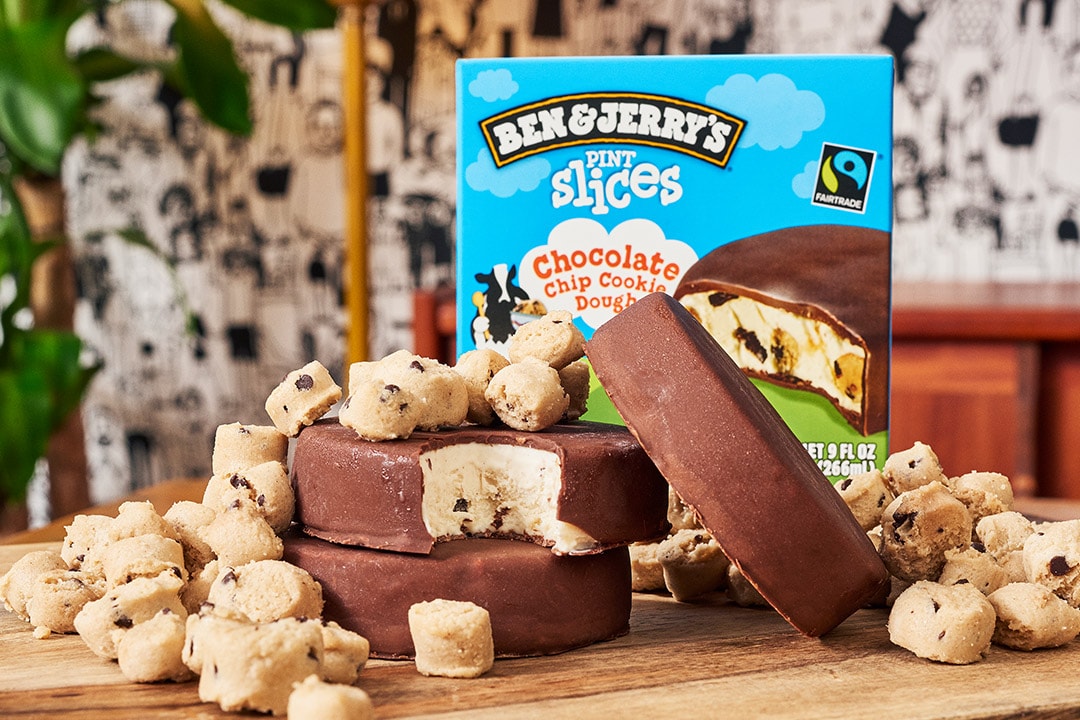 Ett bord fullt av Pint Slices tillsammans med cookie dough